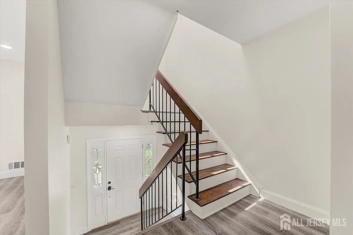 3 bed, 2.5 bath, 1596 sqft, $3,900 — Photo 4