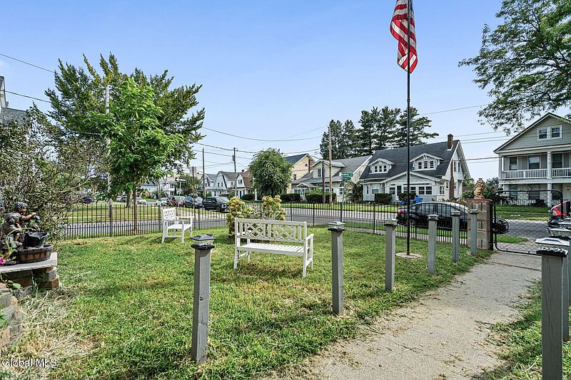 5th image of 264 Manning Boulevard