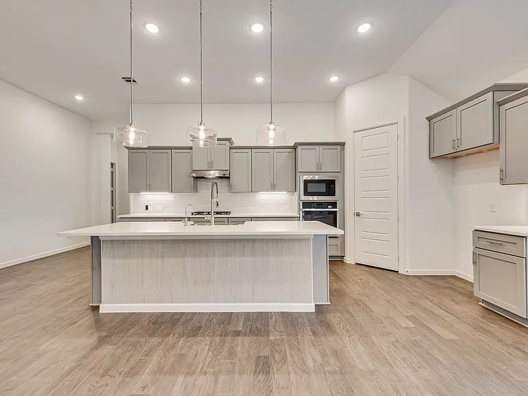 408 Remington Rd — Photo 5