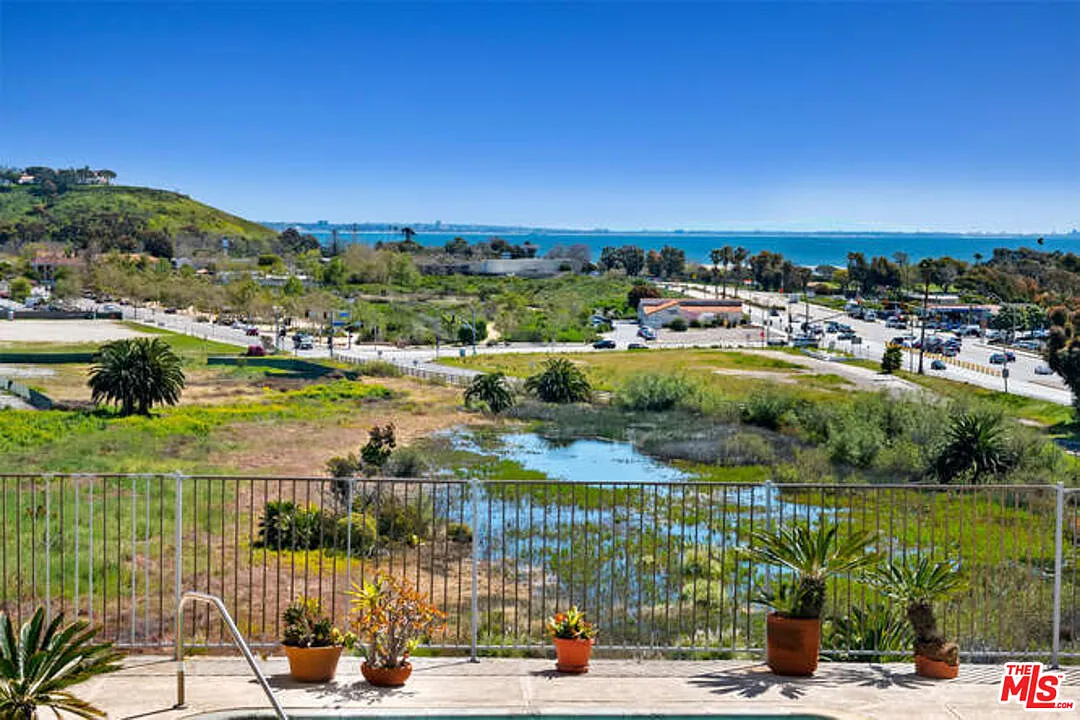 2 bed, 2.0 bath, 895 sqft, $4,450 — Photo 3