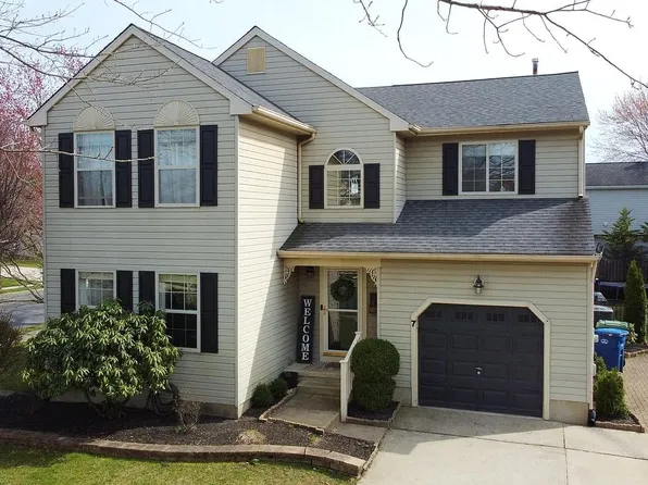 7 Barkley Ct, Marlton, NJ 08053