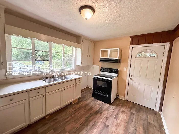 848 Vanderbilt St — Photo 3