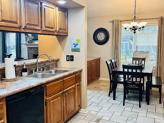 4th image of 34 Autumn Valley Dr