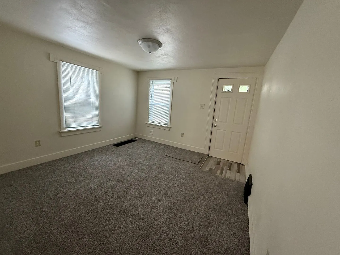 Cozy 4 Bedroom / 1 Bathroom For Rent — Photo 3