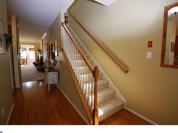 3rd image of 1660 Parkview Ct