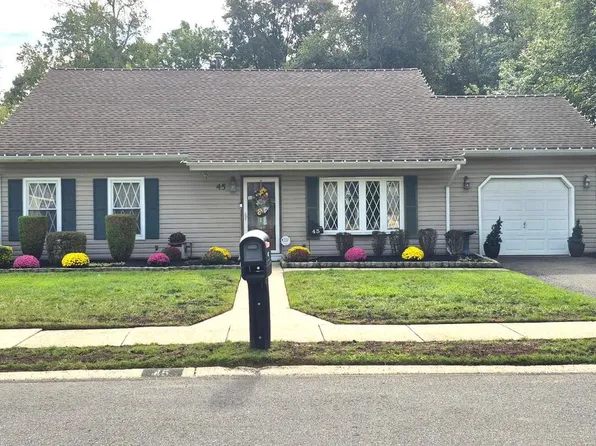 45 Eastmont Ln, Sicklerville, NJ 08081