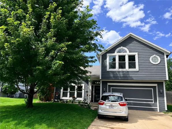 5313 NE Holiday Dr, Lees Summit, MO 64064