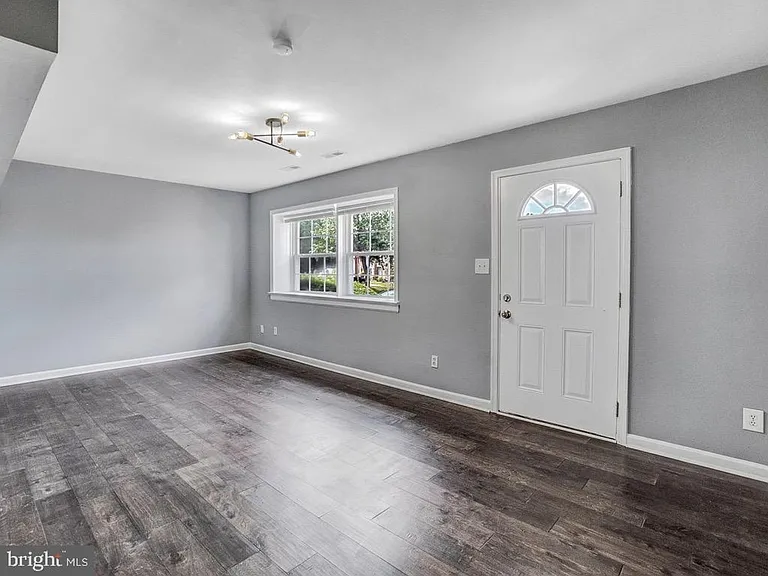330 Brock Sq — Photo 3