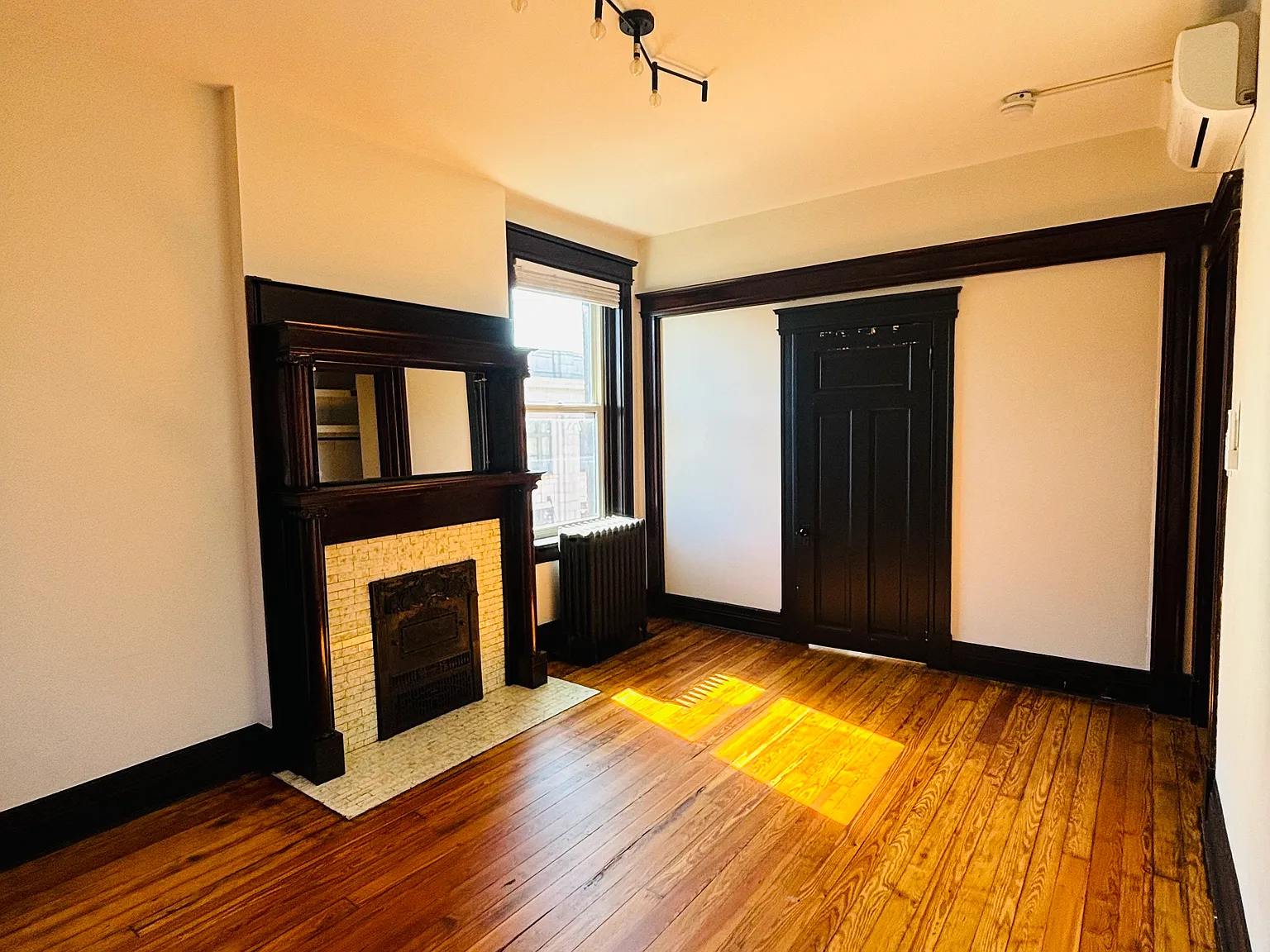 35 E 8th St — Photo 1
