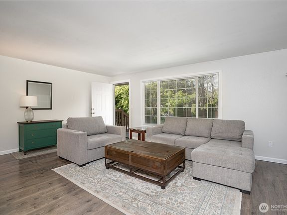 3rd image of 3703 Sunset Drive W