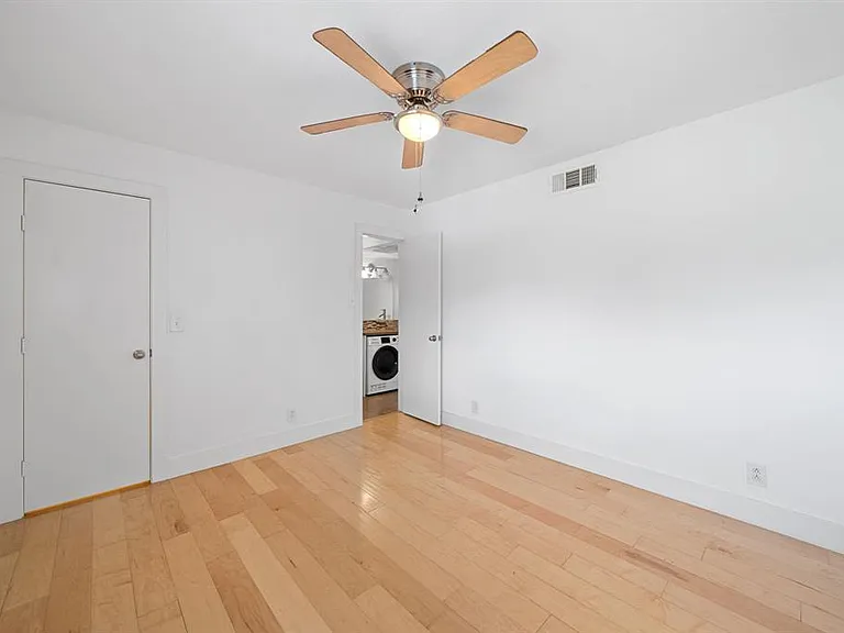 1313 E 52nd St #105 — Photo 10
