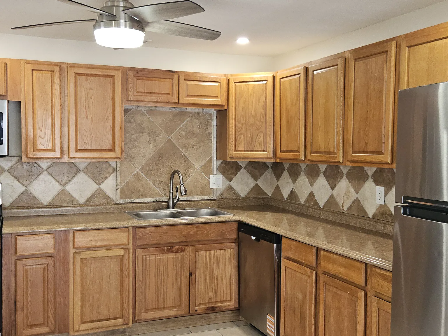 4 bed, 1558 sqft, $2,495 — Photo 2