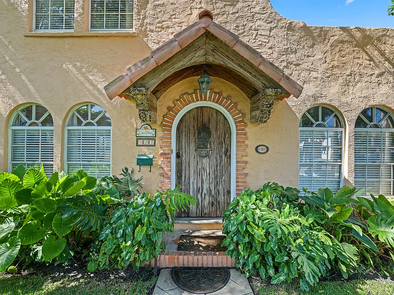 325 Greymon Dr — Photo 4