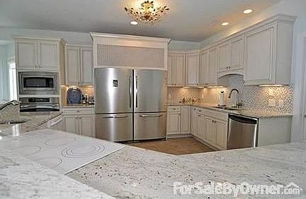 Huge Kitchen : All upgrades including cabinets, granite, tile etc...