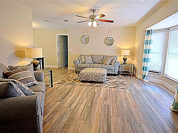 2nd image of 1071 E Lombardy Dr