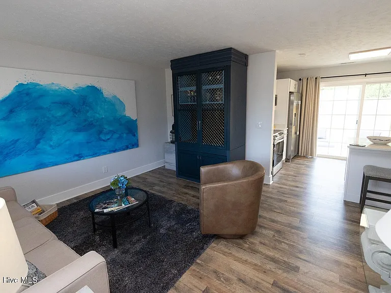 314 Greenview Dr — Photo 2