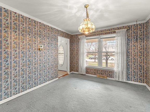 5th image of 302 Meadow Dr