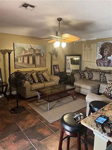 3 bed, 2.0 bath, 1218 sqft, $1,800 — Photo 2