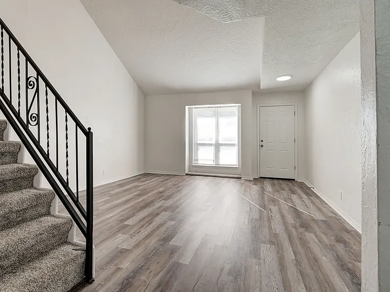 727 Vicksburg Ave — Photo 32