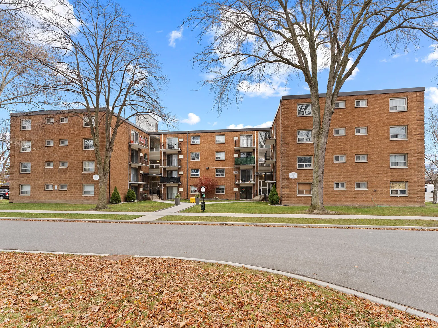 Randal Court Apartments — Photo 3