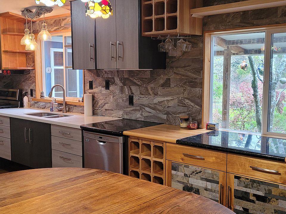 Kitchen with wine bar area too. Granite counters. Custom features