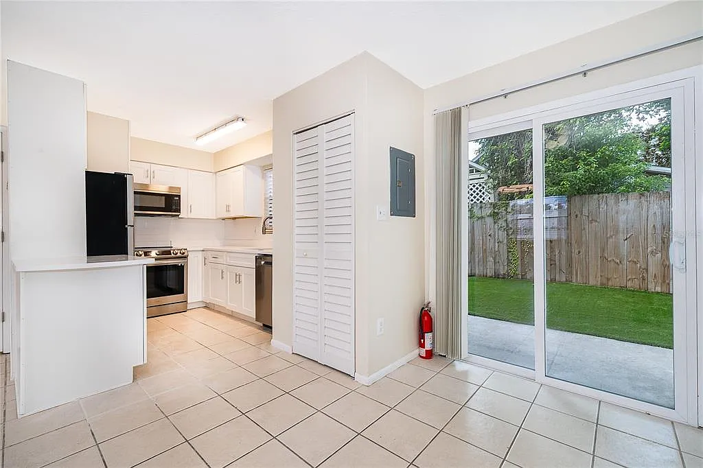 2 bed, 2.5 bath, 1000 sqft, $2,200 — Photo 4