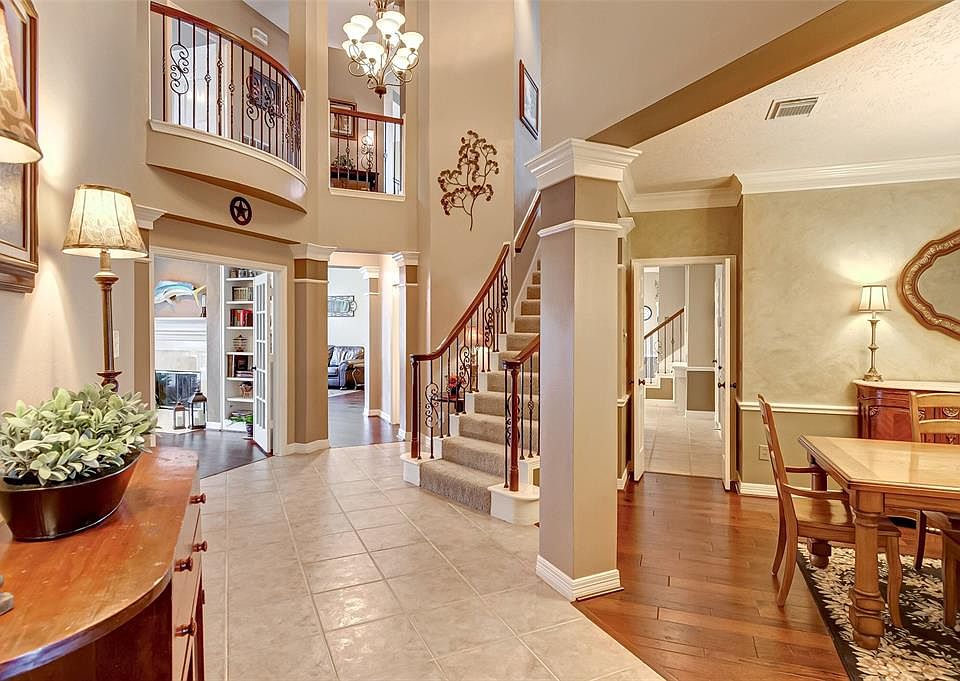 A GRACIOUS TWO STORY ENTRY GREETS YOUR GUESTS.