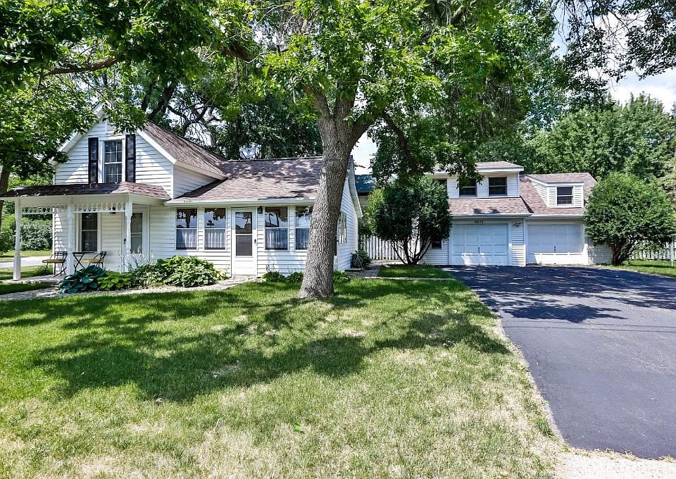 Charming bungalow in downtown Lakeville.