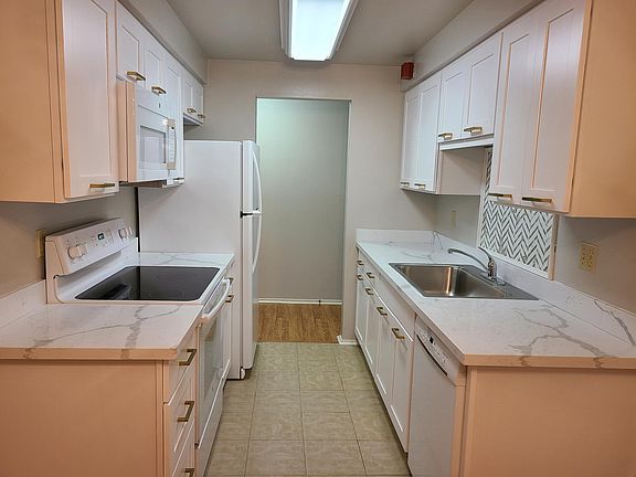 New shaker cabinets with soft close doors and drawers. Quartz countertops.