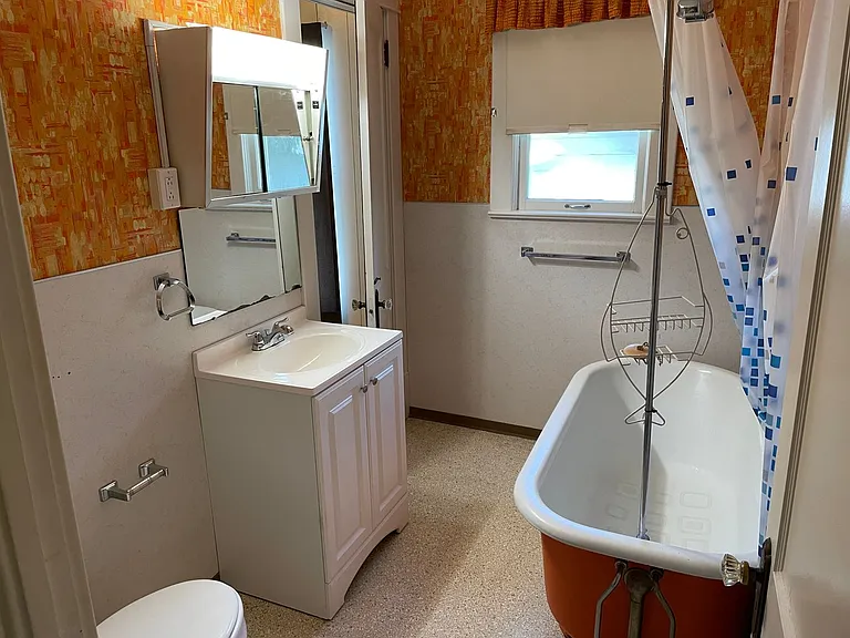 Move-In Special! Roomy 2 Bedroom Apartment On The Growing Nw Side! An Availability That Won't Last! — Photo 6