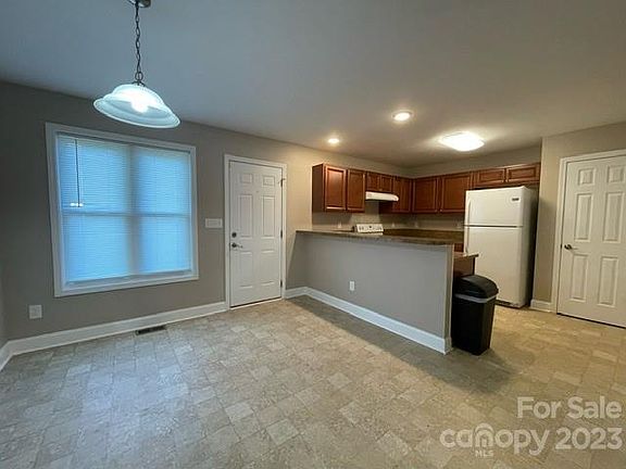 4th image of 330 W Roswell St