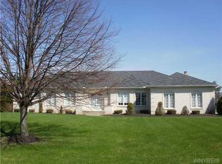 20 Fox Chapel Dr, Orchard Park, NY