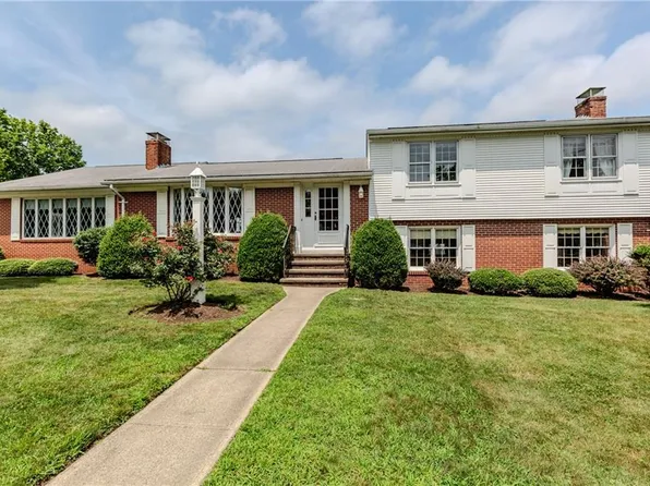 11 Macintosh Dr, Smithfield, RI 02828