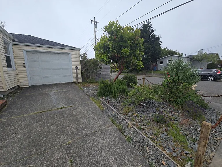 2204 F St — Photo 4
