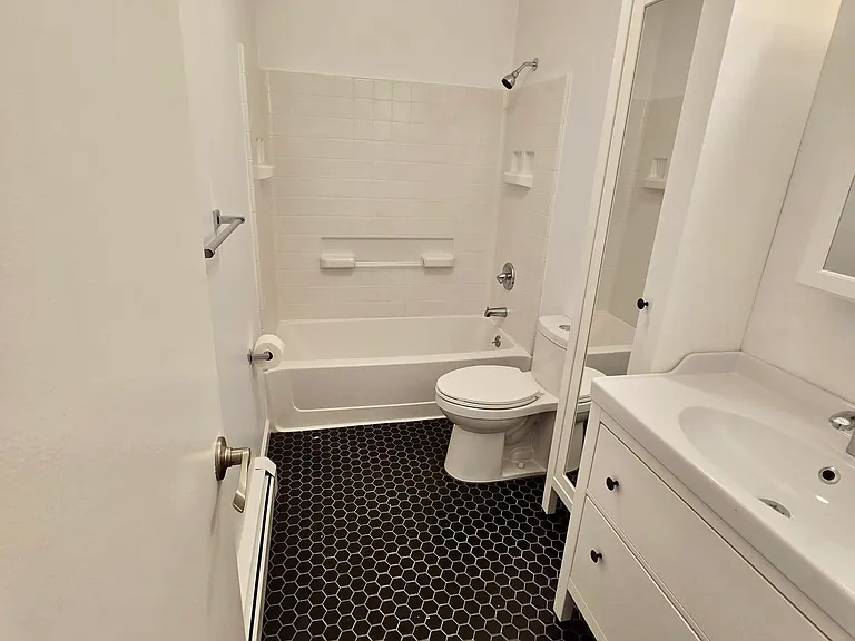 395 Chelsea St #2 — Photo 6
