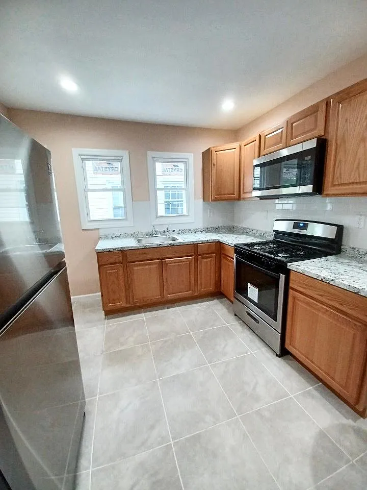 528 S Clinton St — Photo 2