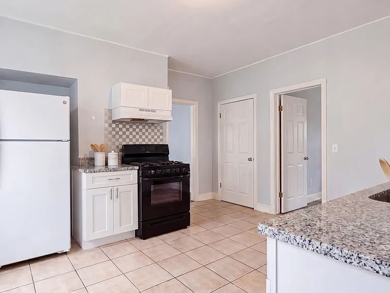 33 1/2 Barclay St #3 — Photo 2