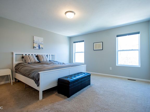 5th image of 605 N Cygnet Lake Dr