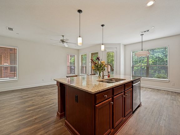 5th image of 921 Brook Forest Ln