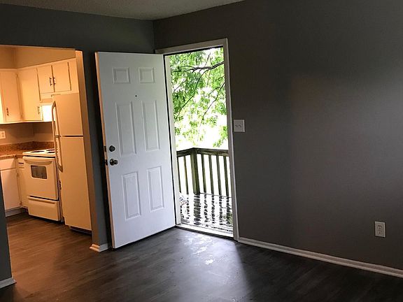 5th image of 632 N Hocker Ave