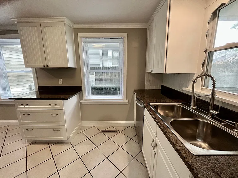 910 Court St — Photo 5