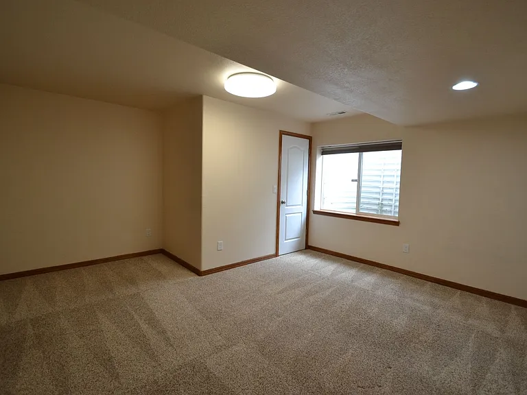 7492 Amberly Dr — Photo 26