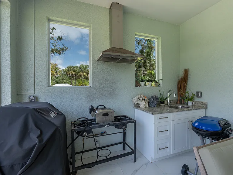 260 Price St — Photo 27