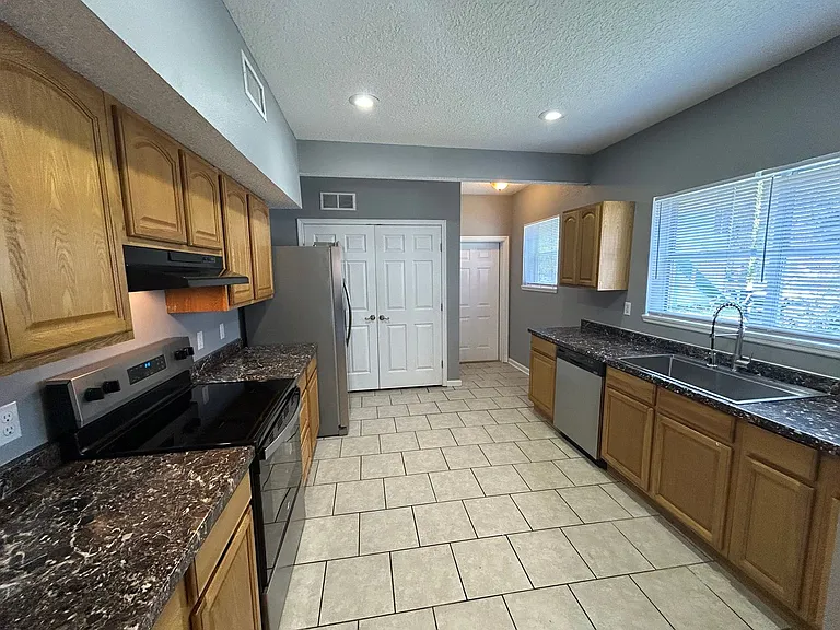 1068 Day Ave — Photo 6