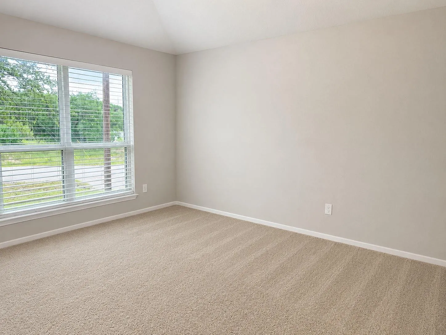 4 bed, 2.0 bath, 1813 sqft, $2,175 — Photo 2