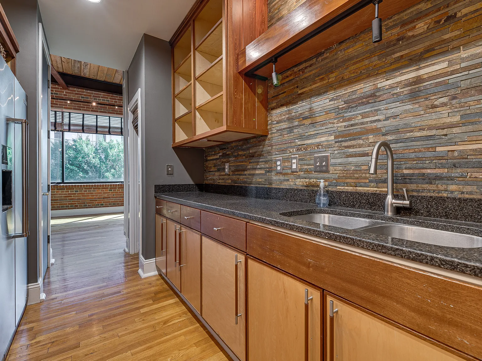 310 Arlington Ave — Photo 3