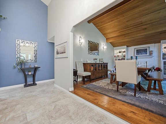 3rd image of 212 Greenbriar W