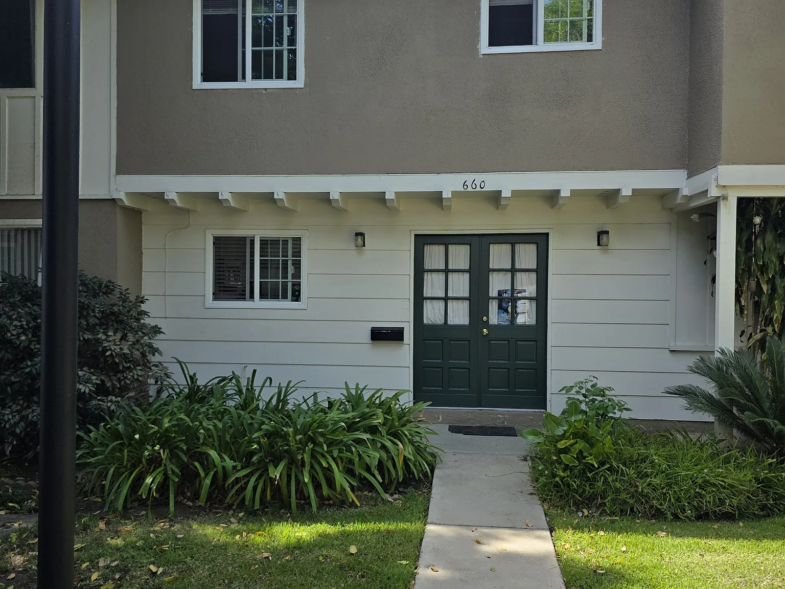 660 E Lee Pl — Photo 1