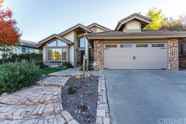 Welcome Home...a low maintenance front yard!