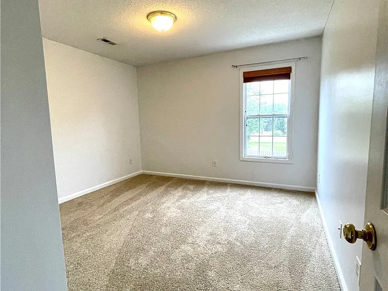 82 Essex Ct W — Photo 12